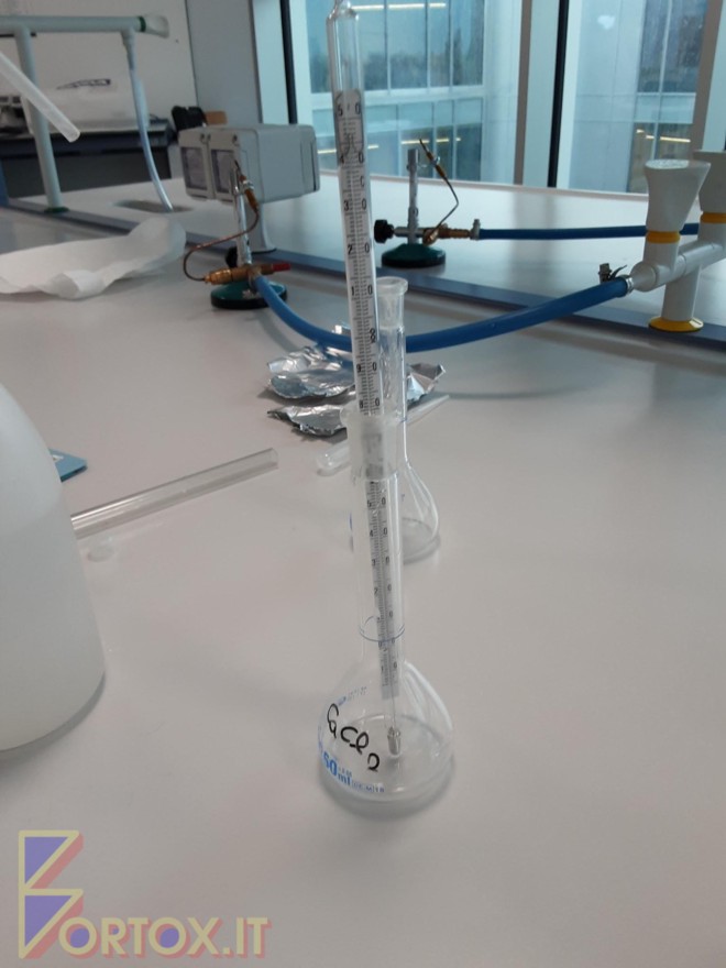 Termometro per misurare la soluzione di cloruro di calcio